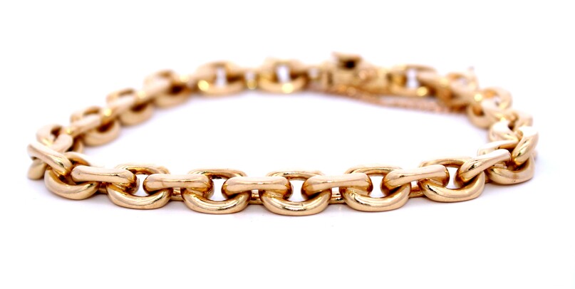 Estate 18 Karat Yellow Gold Cable Link Bracelet Measuring 7 Inches With A Safety Chain